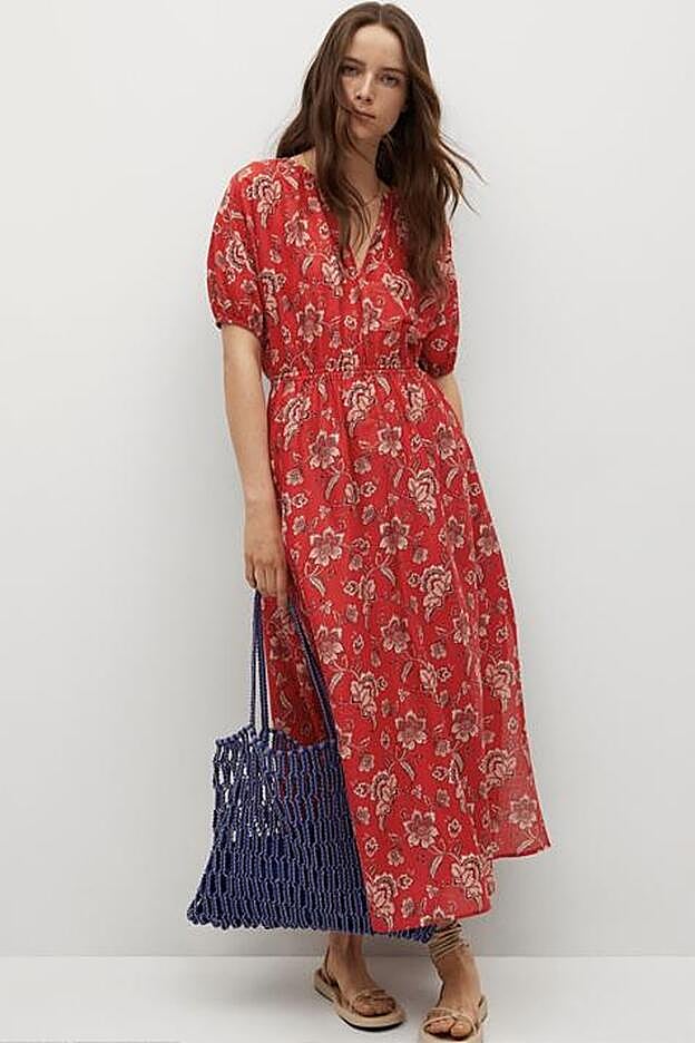 De color rojo y con estampado floral, este vestido midi con elástico en la cintura sienta de maravilla y resulta de lo más cómodo.