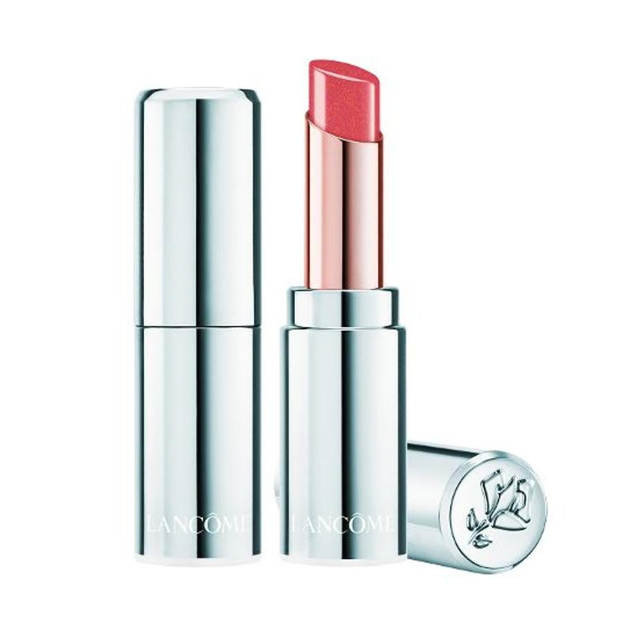 Consigue unos labios frescos con color y volumen con este bálsamo shiny. Tus labios se realzarán con un color natural, ligeramente irisado. Disponible en diez tonos, entre los que se encuentra un azul, que en realidad es un brillo natural, este labial plump está disponible en formato barra en lugar del tan extendido gloss. (33 euros)