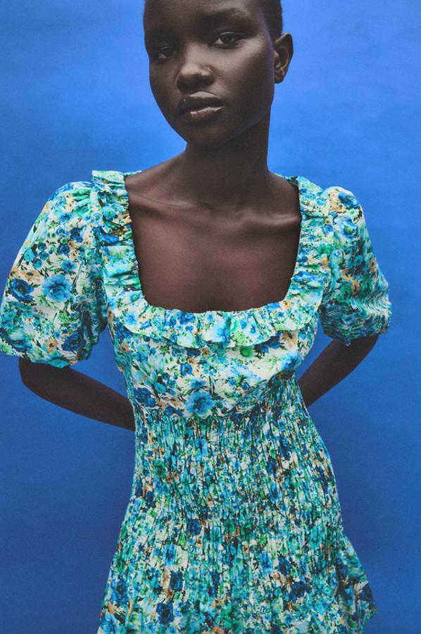 Estampado de flores en aguamarina, azul y amarillo para este vestido de Zara con escote cuadrado, mangas cortas acabadas en elástico y detalle de elásticos tipo nido de abeja en la cintura. Con bajo acabado con volante, cuesta 29,95 euros y está disponible entre las tallas XS y L.
