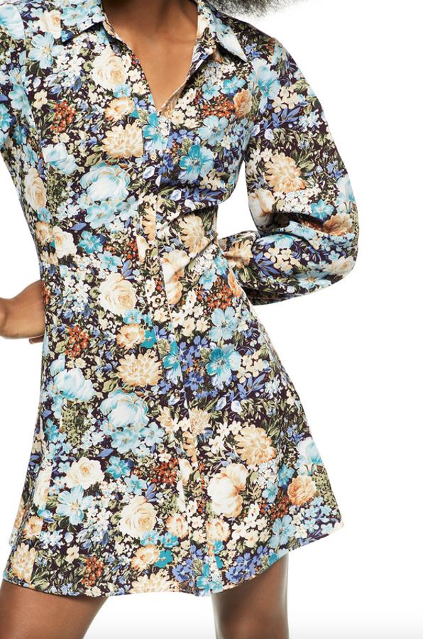 Diseño camisero para este vestido mini de Zara con estampado de flores en crudo y azul sobre fondo negro. Con cuello de solapa de manga larga, bajo acabado en evasé y cierre frontal con botones, cuesta 29,95 euros y solo queda en las tallas XS, S y M.