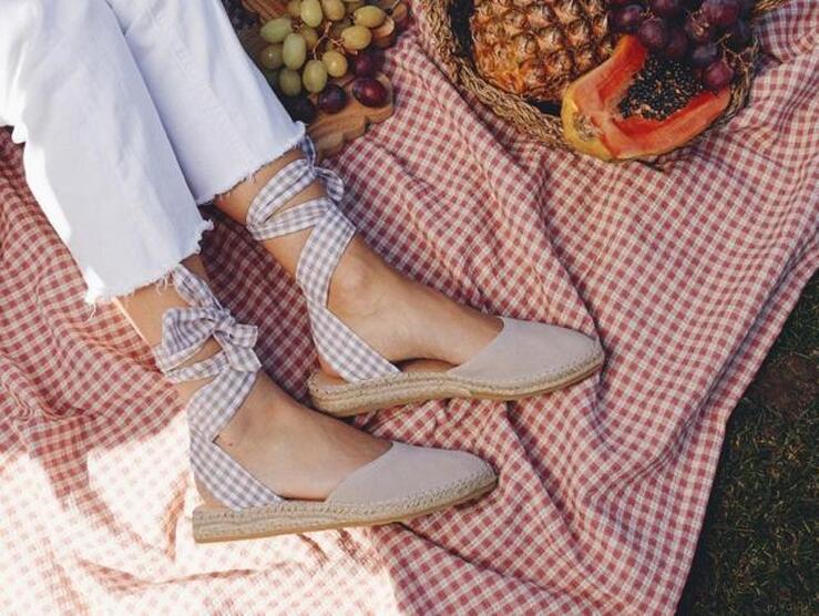 Fotos: Las alpargatas planas más bonitas con las que unirte a la tendencia de zapatos cómodos que más triunfa esta primavera