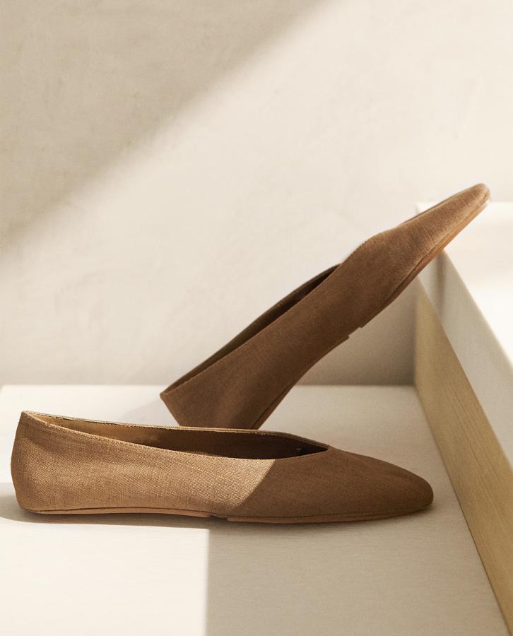 Disponible en color marrón y en todas las tallas. Este calzado de lino es fresco, cómodo y podrás llevarlo dentro y fuera de casa, por 29,99 euros.