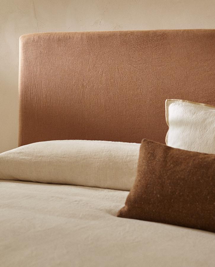 Esta funda de cabecero es de lino, y además se puede desenfundar y lavar. Cuenta con un precio entre 199 - 399 euros, dependiendo del tamaño del cabecero.