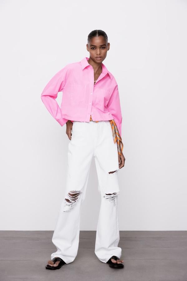 Camisa corta de algodón de manga larga, de Zara (19,95 €).