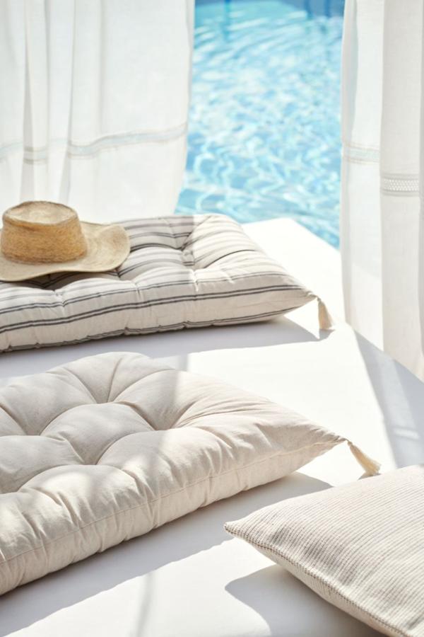 Con diseño rectangular, este cojín de H&M Home es el complemento perfecto para un banco o un diván. Está hecho en mezcla de algodón y lino con borlas en las esquinas, y tiene un precio de 49,99 euros.