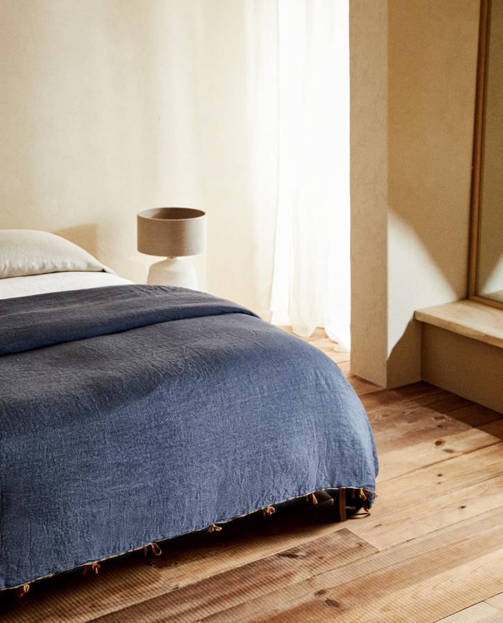 También puedes optar por una funda nórdica en color azul. Esta funda de Zara Home cuesta entre 70 y 100 euros, y está realizada en lino.