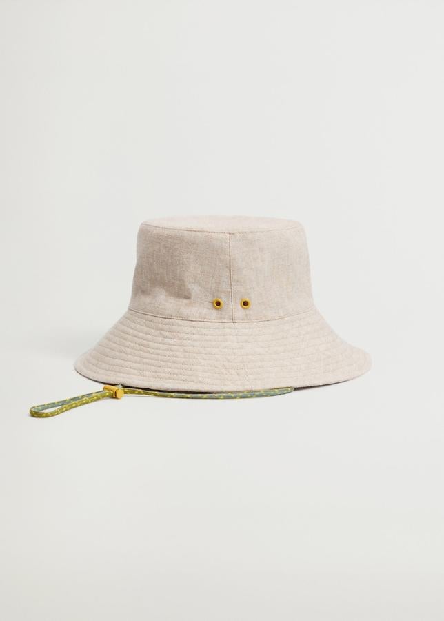 Para aguantar los días de sol, hay que protegerse el rostro y nada mejor que confiar en el lino. Opciones como este sombrero de Mango en lino, ¡te solucionarán (y salvarán) el verano!