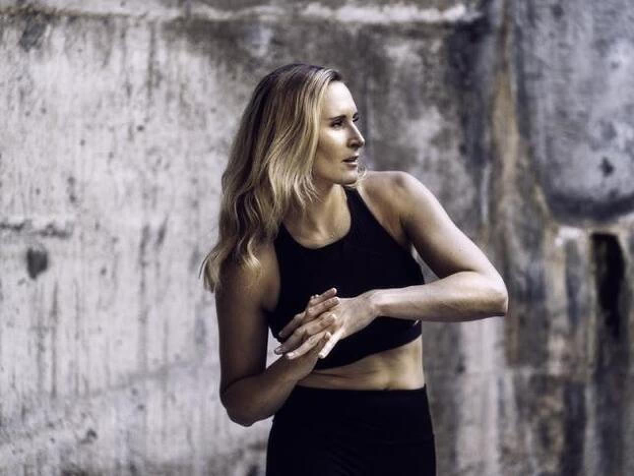 Ya sean paseos, carreras o improvisar tablas en tu salón, hacer ejercicio a los 50 es obligatorio. Pincha para ver ropa de deporte cómoda para hacer ejercicio en casa.