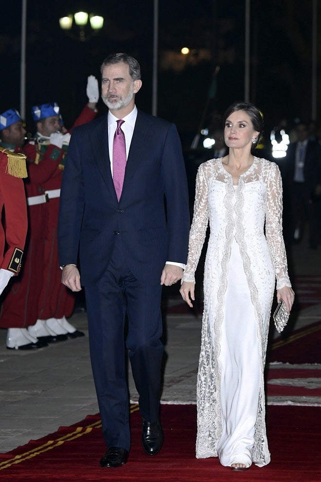 En la visita oficial a Marruecos, en 2019, doña Letizia deslumbró con un vestido-caftán blanco, un evidente homenaje a la estética y la imaginería marroquíes, diseño de Felipe Varela. Lo lució sin tiara, lo que resaltaba aún más su riqueza y la de la delicada túnica bordada con motivos de flores.