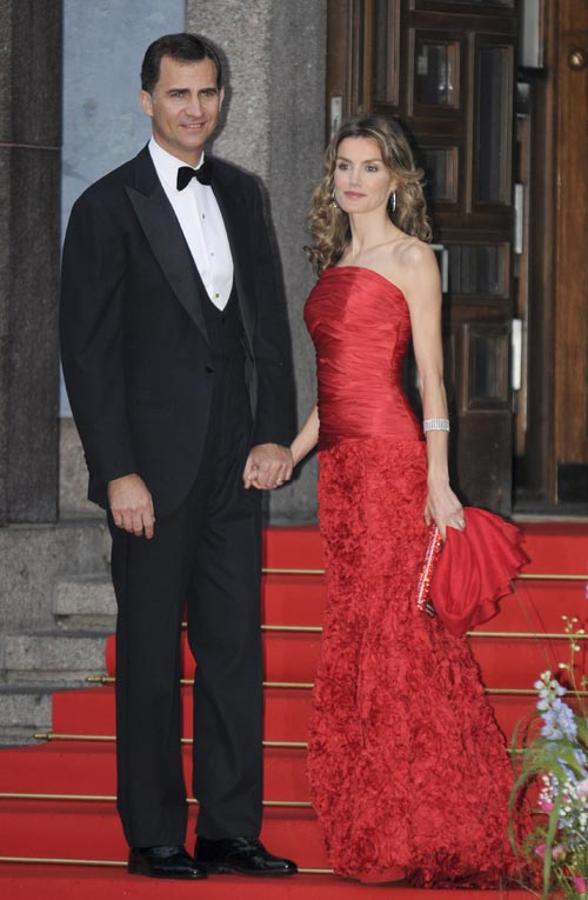 También rojo, y también de Felipe Varela, fue uno de los vestidos con los que deslumbró siendo todavía princesa. Con cuerpo drapeado y falda con pétalos bordados, lo llevó en la celebración de la víspera de la boda de la princesa Victoria de Suecia, el 18 de junio de 2010. Sin joyas y con la melena ondulada, fue uno de sus grandes aciertos de la época.