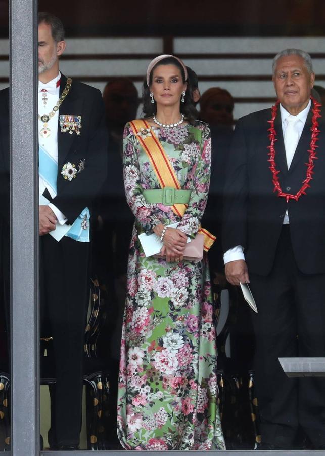 En las ceremonias de entronización de Japón, doña Letizia volvió a sorprender con un diseño floral de vivos colores con cinturón de la diseñadora Matilde Cano, que combinó con diadema de raso y pendientes de esmeraldas y gargantilla de chatones.