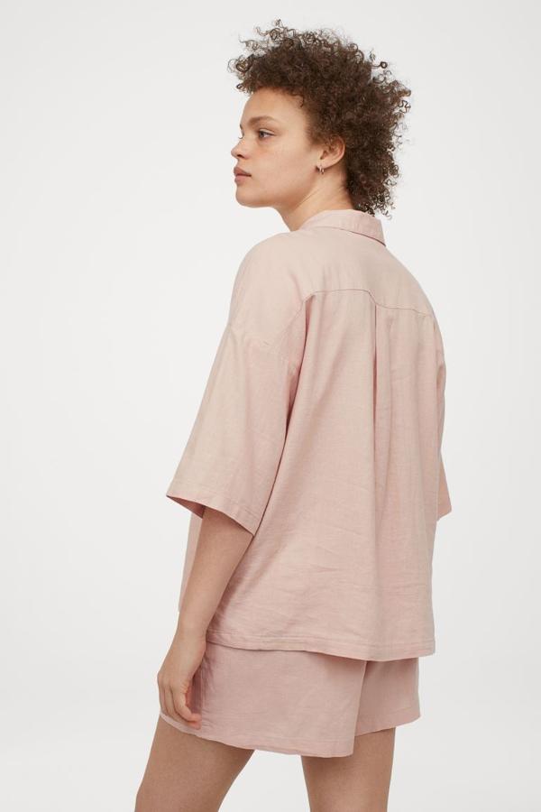 Conjunto de dos piezas (39,99 euros) en mezcla de lino y viscosa de H&M Home disponible en varias tonalidades.