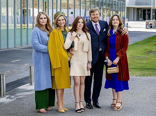 Los Reyes de Holanda y sus hijas el día del 54 cumpleaños de Guillermo, cuando se publicó el estudio en el que se muestra la crisis de reputación de la Reina Máxima.