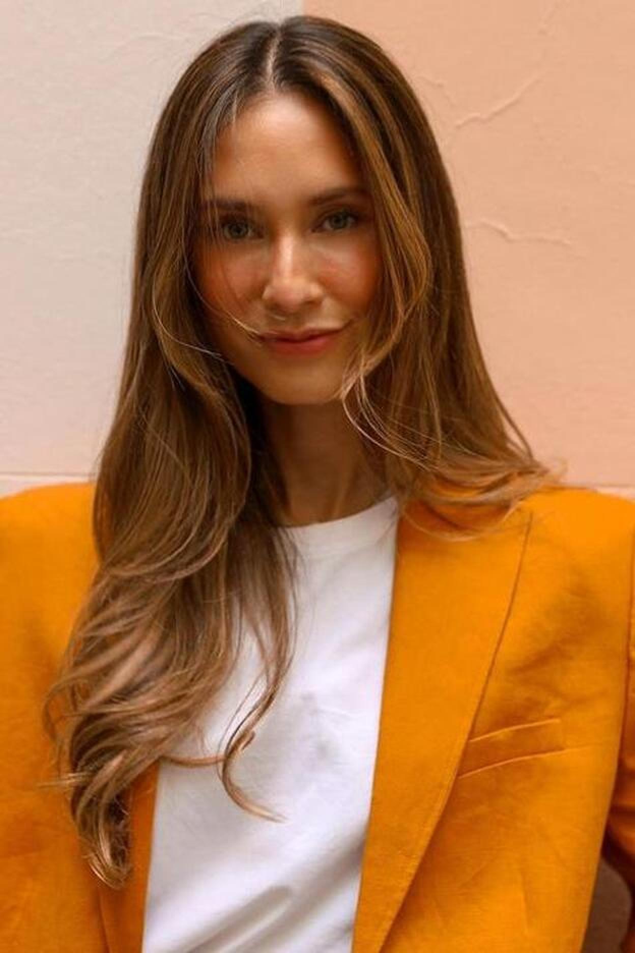 Pincha en la imagen para ver vestidos muy baratos de Mango Outlet perfectos para rejuvenecer tus looks de primavera a partir de los 40.