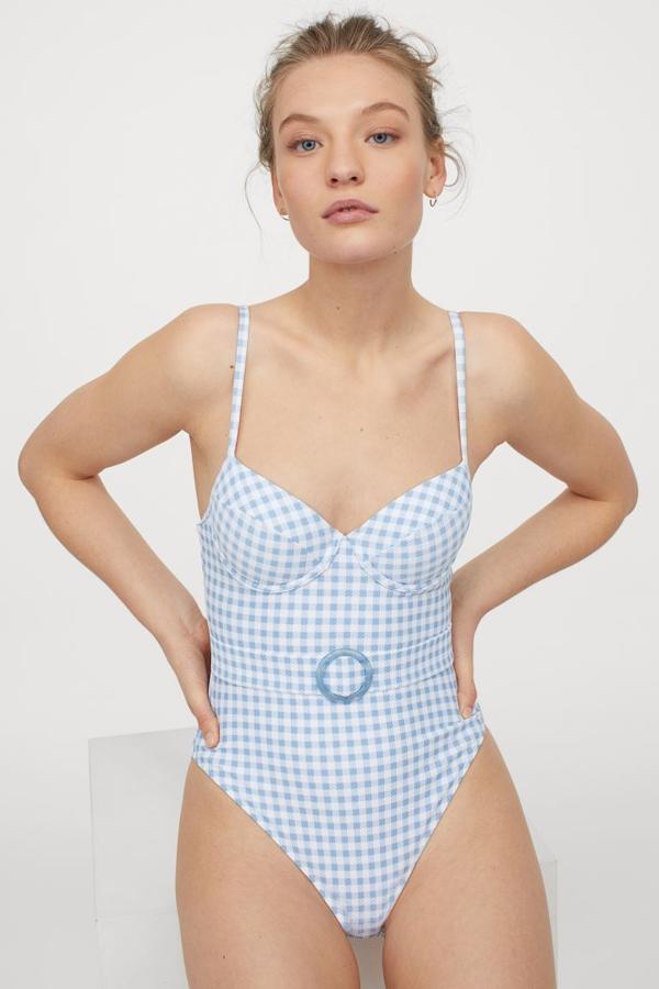 Bañador con estampado de cuadros vichy y cinturón de H&M (29,99 euros)