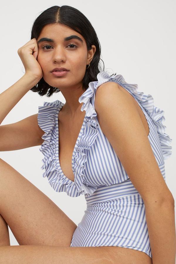 Bañador con rayas en azul y blanco y con volantes de H&M (34,99 euros)