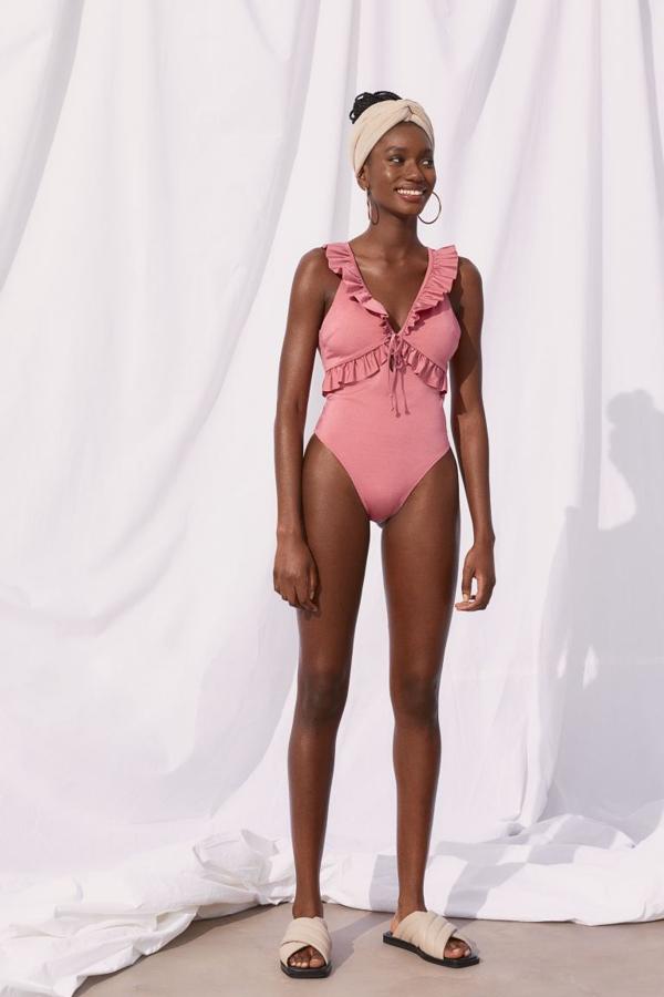 Bañador rosa oscuro con volantes y lazada de H&M (29,99 euros)