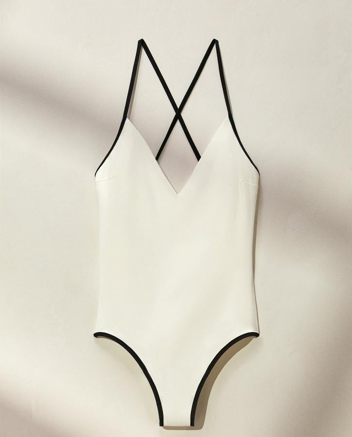 Bañador bicolor con tirantes en blanco y negro de Zara Home (35,99 euros)