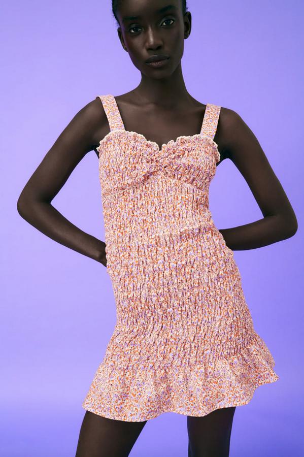 Estampado de flores mini en tonos rojizos y violeta para este vestido mini de Zara con escote de pico con detalle de puntilla, tirantes anchos y bajo acabado en volante. Tiene un precio de 29,95 euros y está disponible entre las tallas XS y XL.
