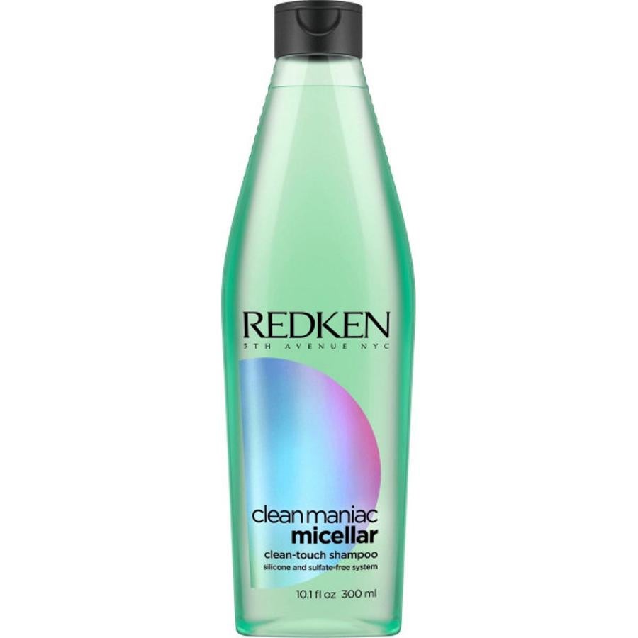 Clean Maniac Micellar Champú de Redken funciona con tecnología micelar para eliminar suavemente las impurezas y la acumulación de producto, como un imán para una limpieza suave (11,65 euros).
