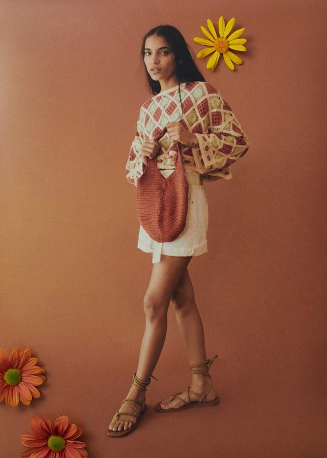 Jersey corto de manga larga de crochet (39,99 €) y bermudas de lino (25,99 €), ambos de Mango.