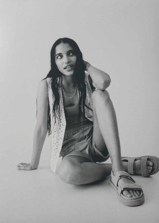 Chaleco de ganchillo (29,99 €) y bermudas de lino (25,99 €), ambos de Mango.