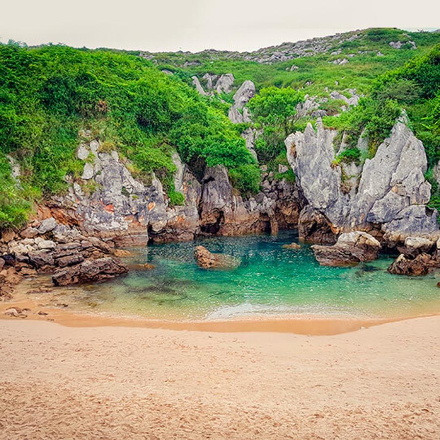 Playa de Gulpiyuri, Asturias.