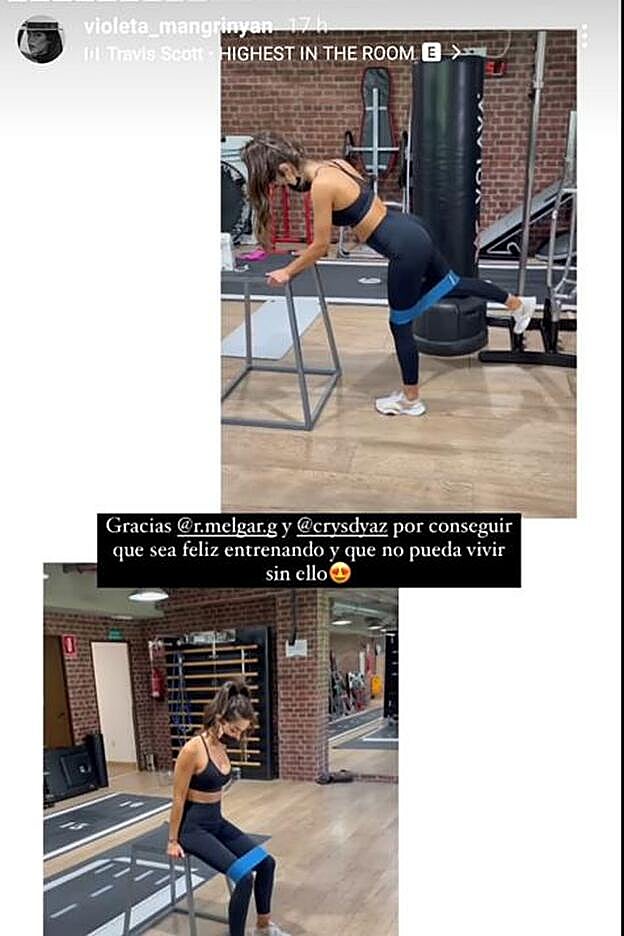 Violeta Mangriñán usa las bandas de resistencia para trabajar el tren inferior.