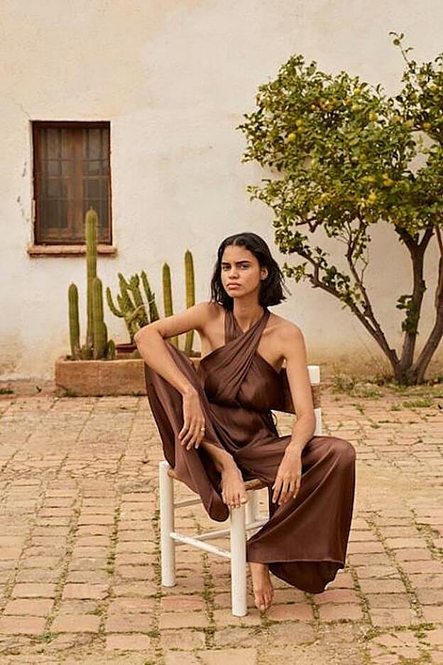 Mono llargo con escote halter cruzado en color marrón de Mango (49,99 euros)