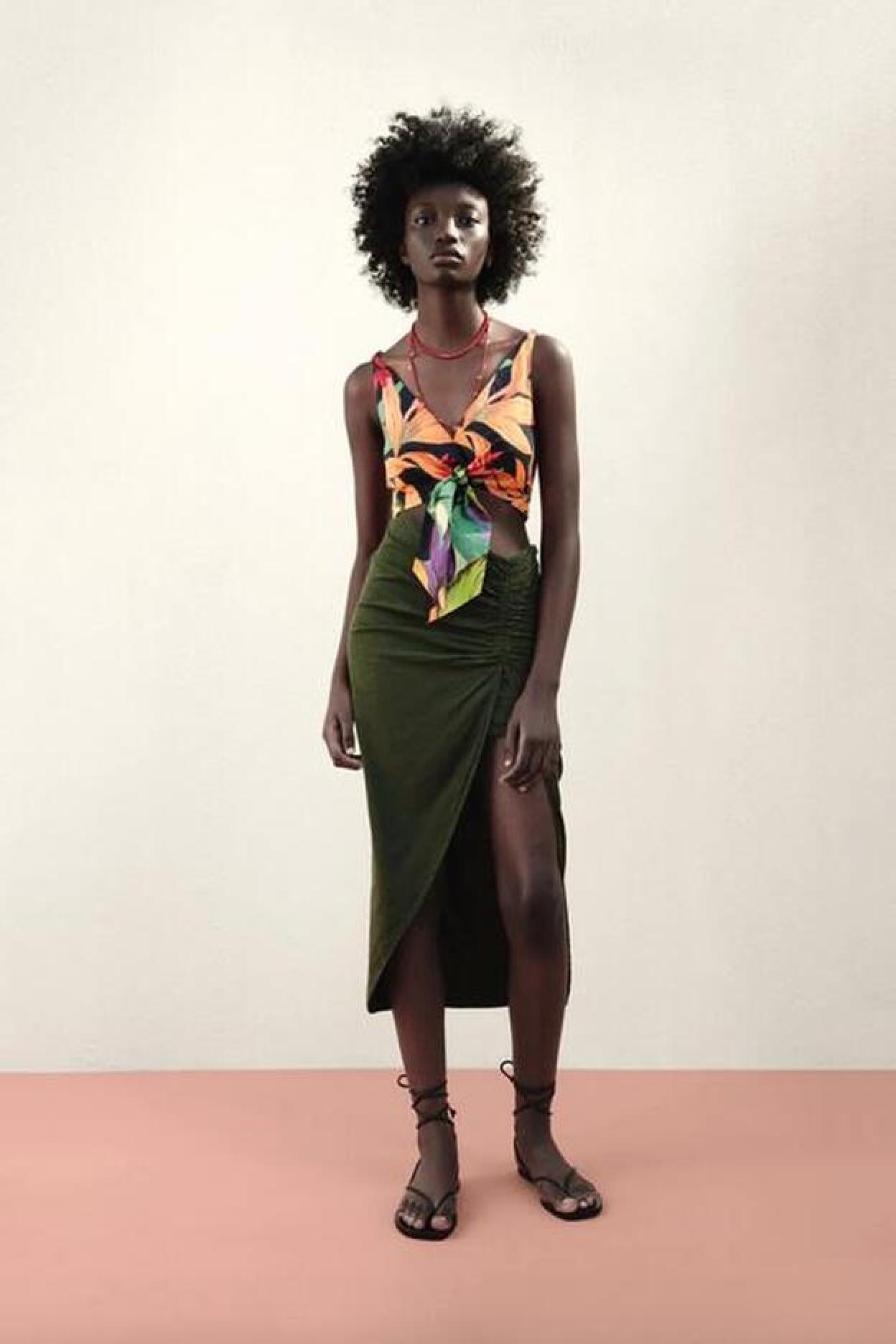 Pincha en la imagen para descubrir las faldas midi blancas perfectas para llevar a nuestra prenda favorita el color tendencia del momento.