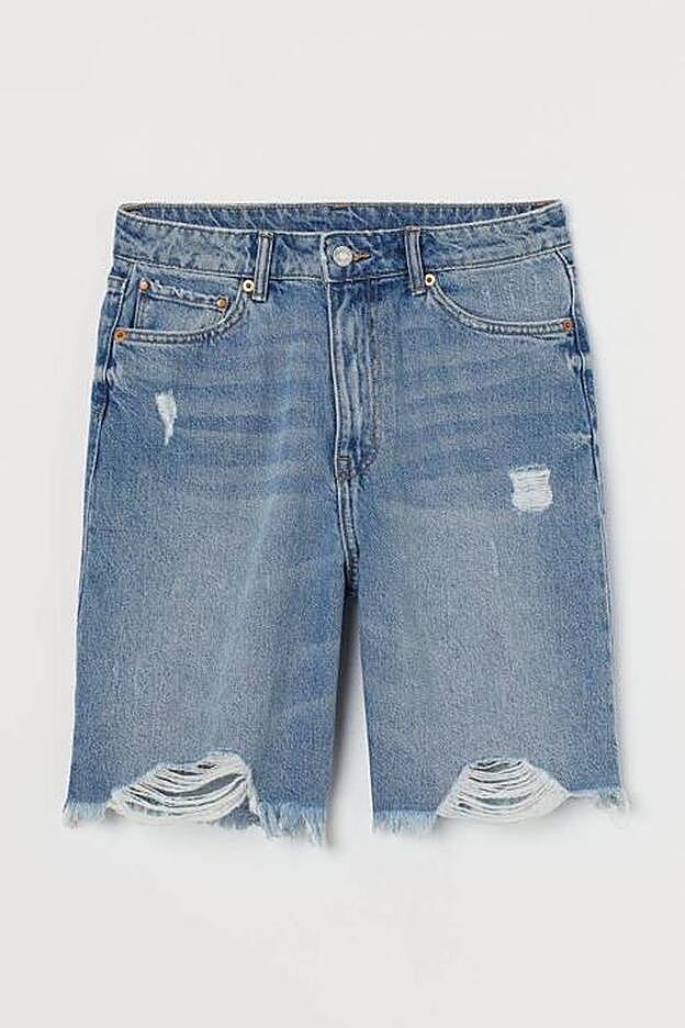 Las bermudas con rotos están disponibles en dos tonos diferentes de azul