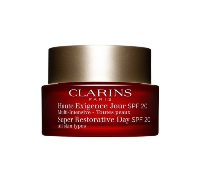 Multi Intensive Dia Crema Alta Exigencia SPF20 de Clarins, un tratamiento antiedad que combate arrugas, manchas, ilumina, alisa e hidrata en profundidad.