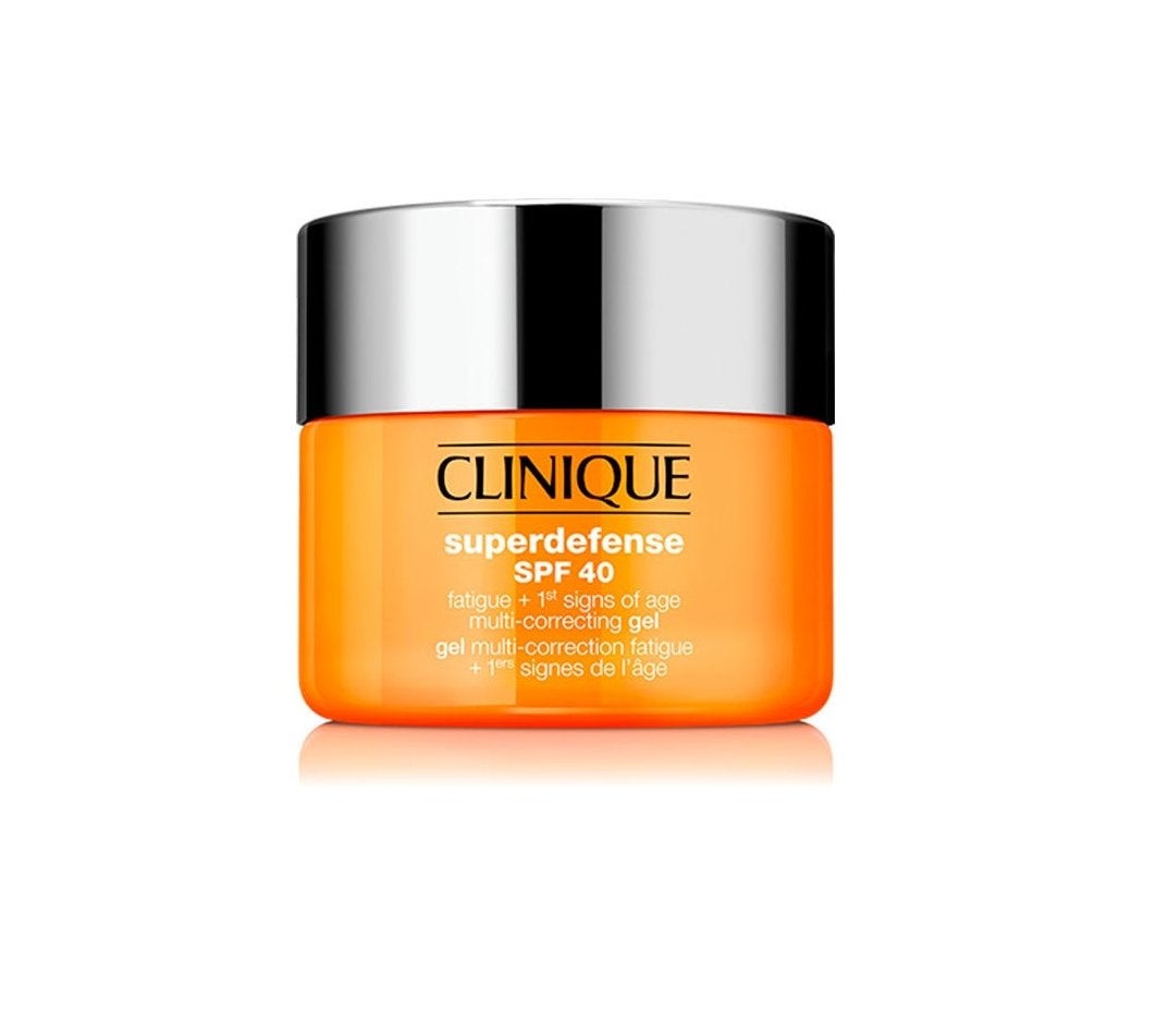 Superdefense de Clinique, una crema en textura gel super fresca para el verano que combate los rayos solares con su SPF 40. Acaba también con los signos de la edad y de la fatiga para una buena cara al instante. No contiene aceite y es resistente al agua y al sudor.