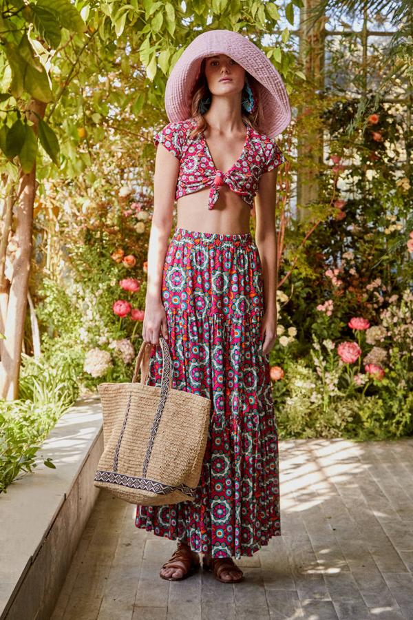 Top y falda, ambos de La Double J; zapatos de Gloria Ortíz; bolso de Vanessa Bruno y bisutería de La Double J; sombrero de Romualda