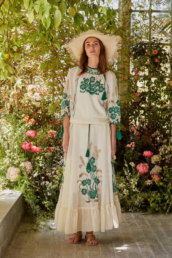 Blusa y falda de RED Valentino, sandalias de Ancient Greek Sandals y sombrero de Woma HatMakers