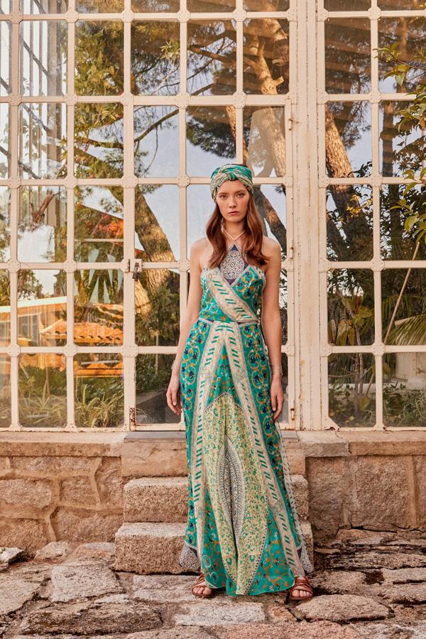 Vestido y turbante de Etro, zapatos de Gloria Ortiz y joyas de Shaun Leane.