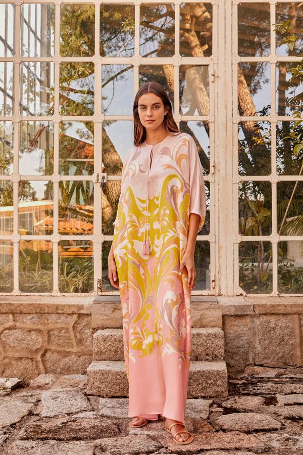 Vestido de Emilio Pucci y sandalias de Ancient Greek Sandals