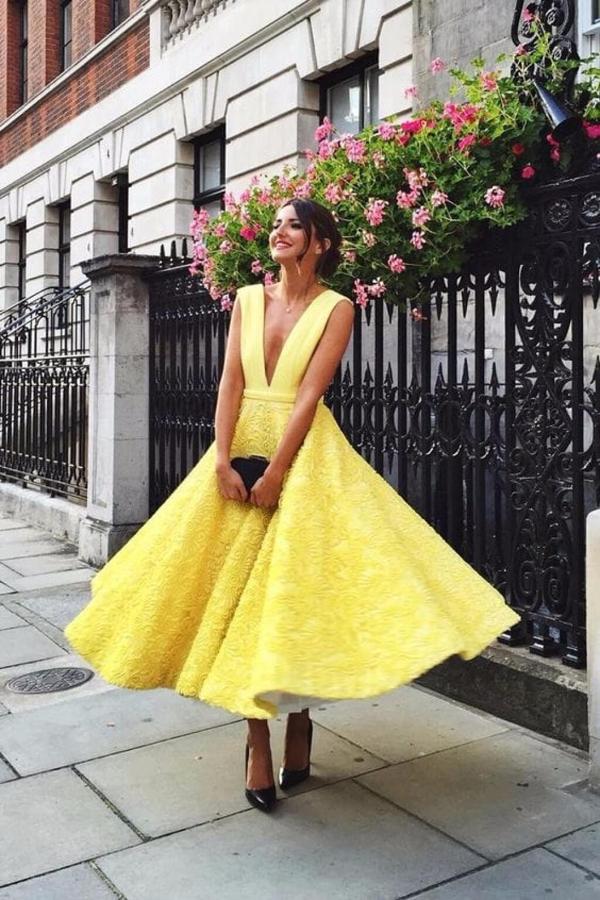 Vestido amarillo con vuelo + zapatos de salón de color negro