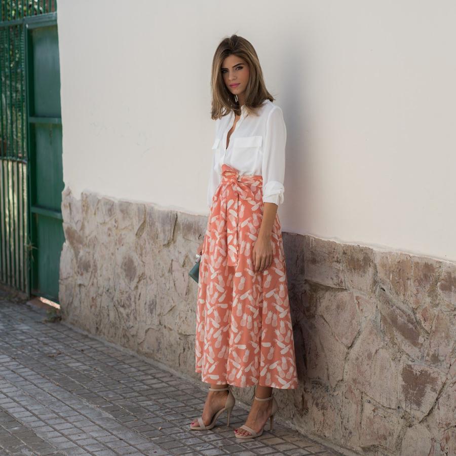Camisa blanca con bolsillos + falda estampada con vuelo