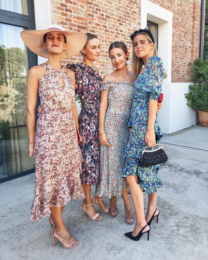 Vestido midi con estampado floral + sandalias de color nude