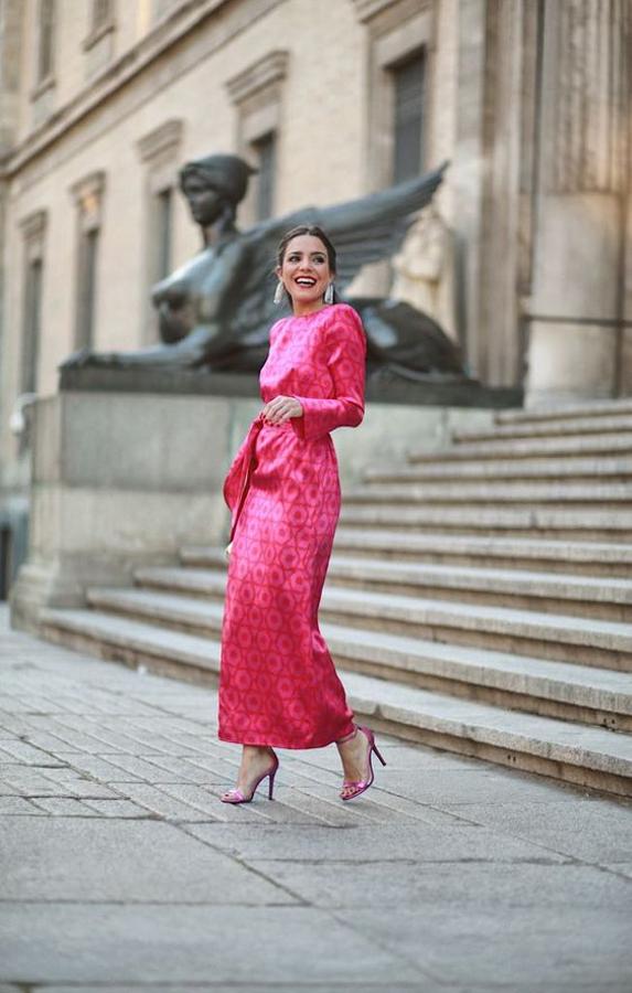 Vestido satinado en color rosa + sandalias metalizadas