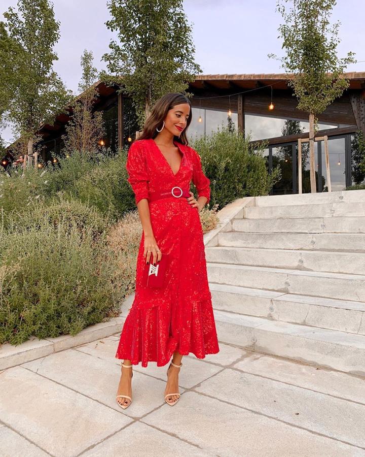 Vestido rojo con lentejuelas + sandalias con pulsera