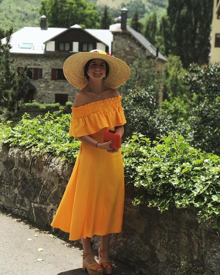 Vestido con los hombros al aire en color mostaza + tocado de rafia