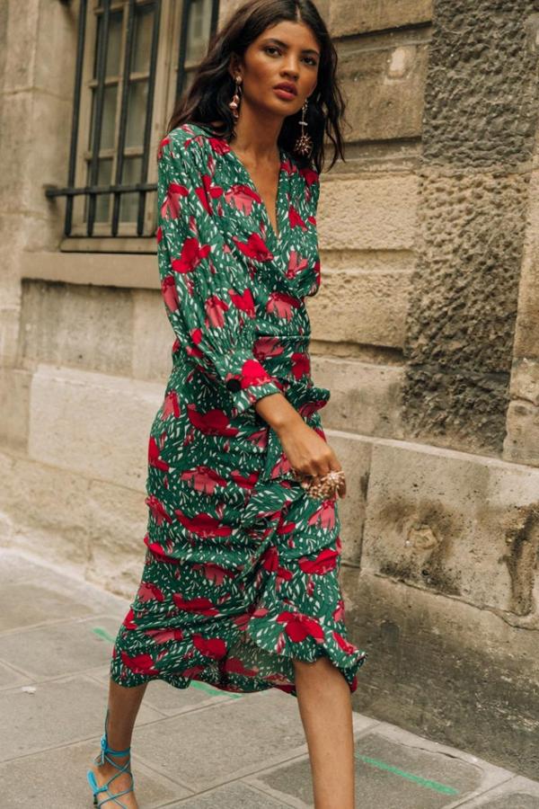 Vestido verde con estampado floral + sandalias de tiras en turquesa