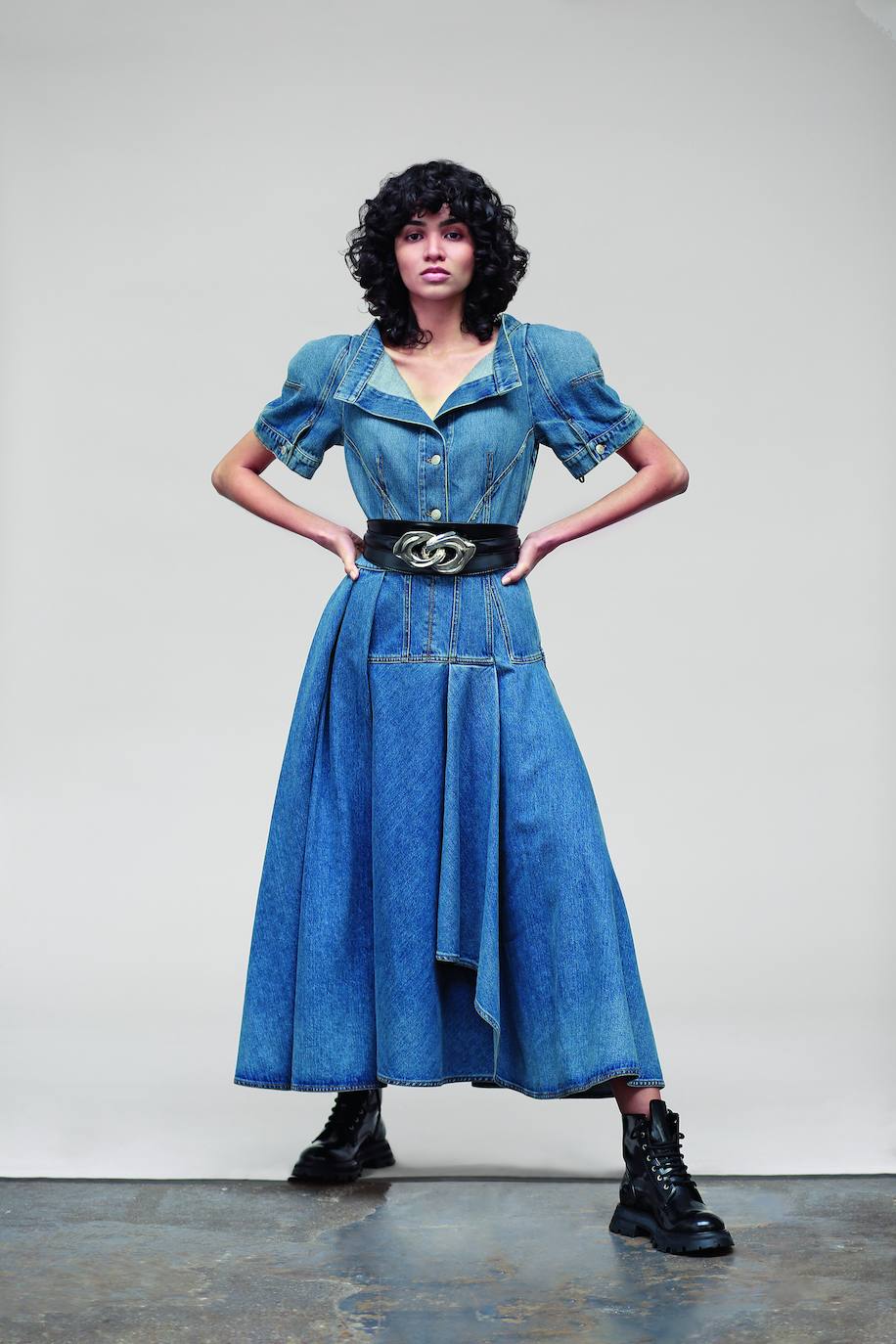 Vestido vaquero, cinturón de cuero y botas, todo de Alexander McQueen.