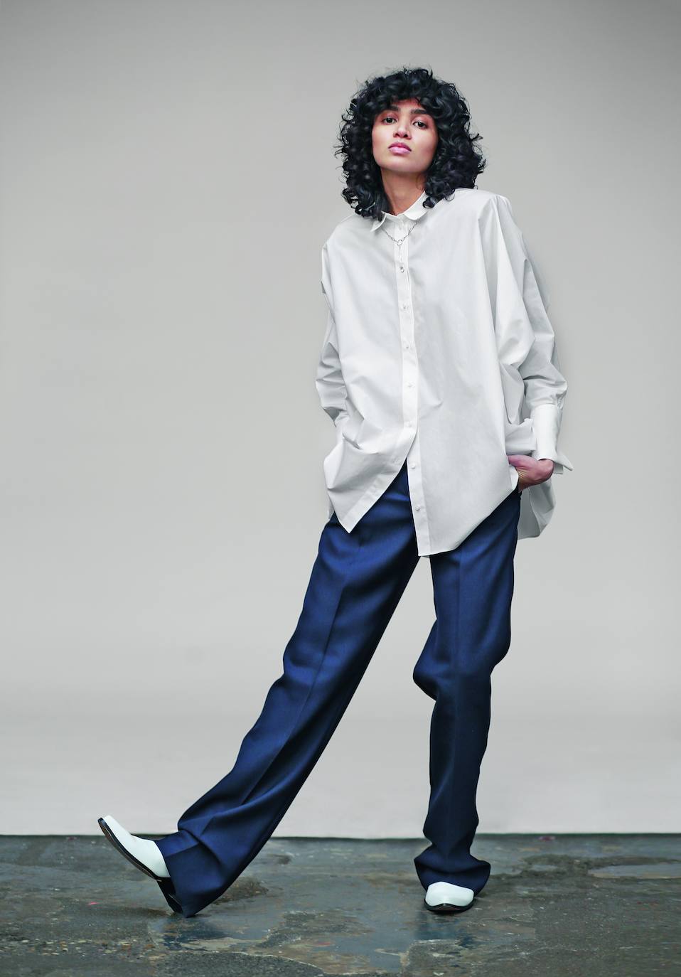 Camisa de popelín, de Alaïa y pantalones de Victoria Beckham. La cadena de plata es de Thomas Sabo, y los botines, de Esaú Yori.