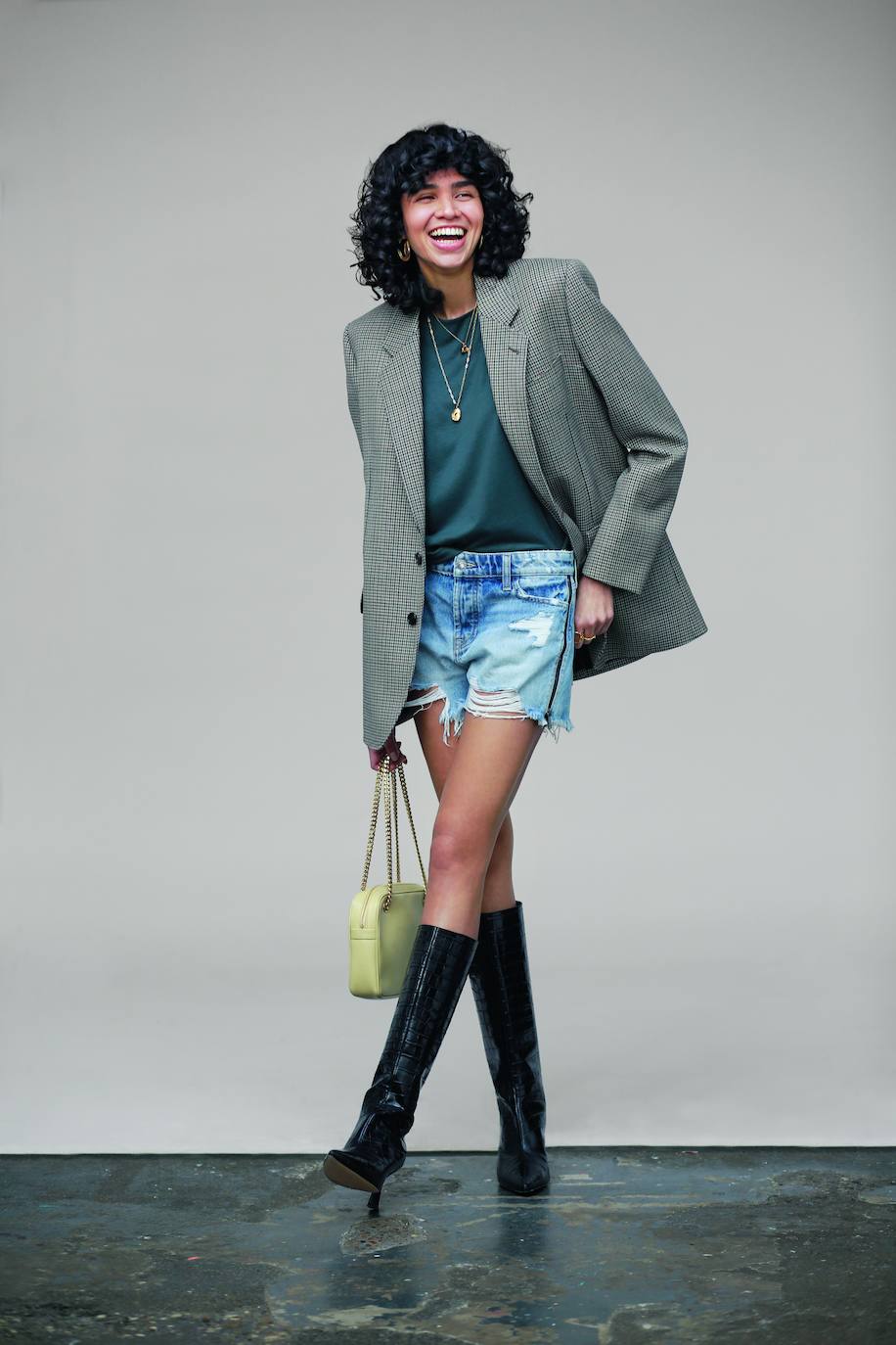 Americana y bolso de cuero, ambos de Celine by Hedi Slimane; camiseta de Uterqüe; y shorts vaqueros de Guess. Colgantes de Alighieri y botas de Dear Frances.