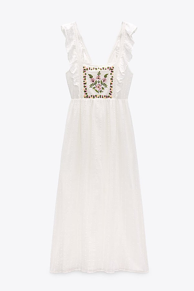 Vestido con volantes en los tirantes y bordados de la nueva colección de Zara.