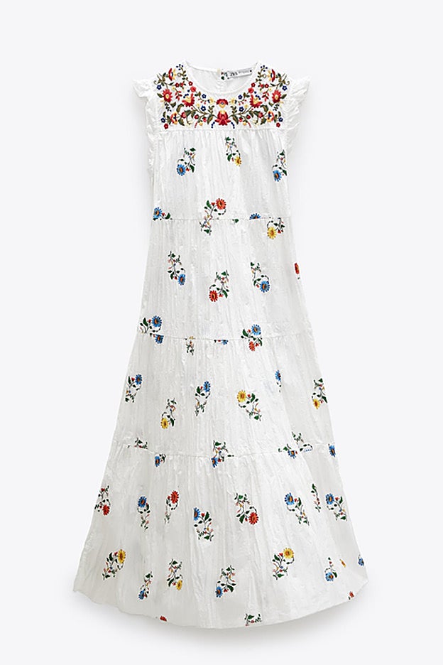 Vestido con cuello redondo y bordados de flores de Zara.