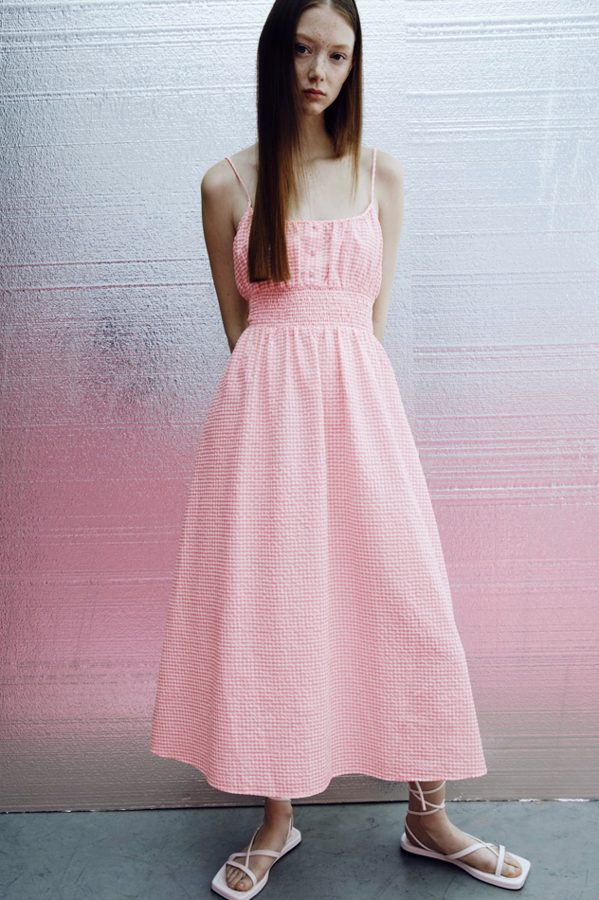 Este vestido es un viaje directo a tu yo de hace cinco o diez años. No lo dudes: este estampado vichy en rosa rejuvenece sí o sí y la falda es súper favorecedora (Zara, 29,95 euros). Si no te convencen los tirantes y quires dar un paso adelante en tendencia, puedes añadir una camiseta. Triunfarás.